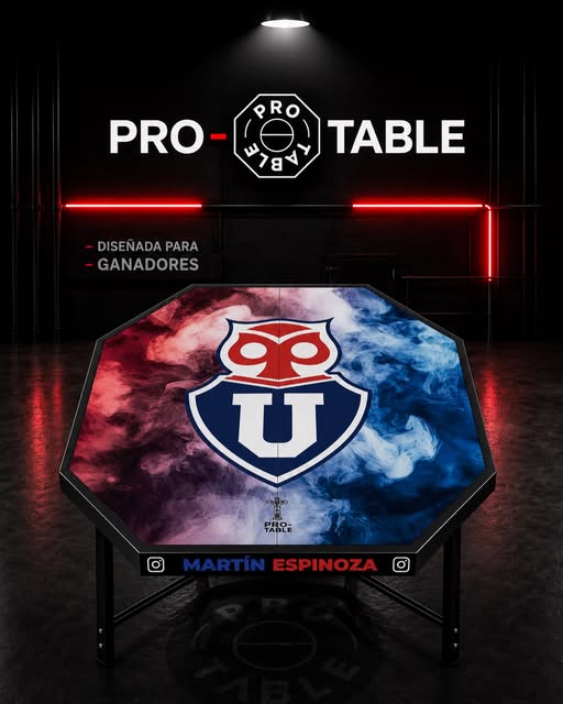 Mesa Pro Table personalizada con colores azul y rojo y un nombre en su borde